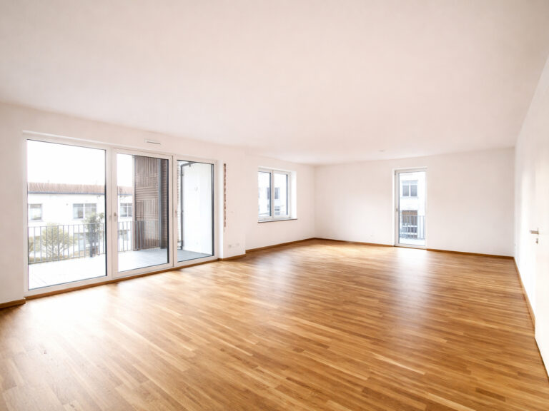 Helles Wohnzimmer mit Holzfußboden